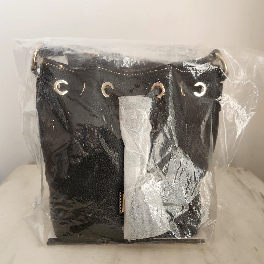 Brand New Genuine Dooney & Bourke Kendall  Black Drawstring Crossbody Bucket Bag